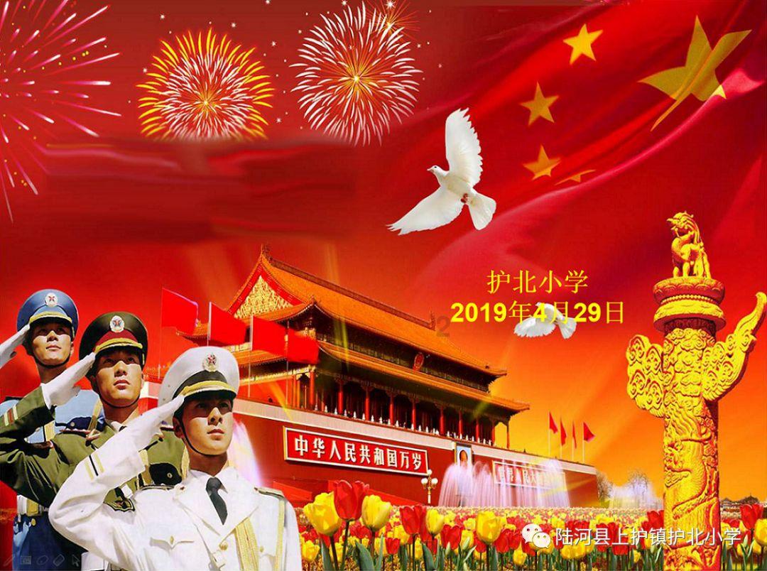 家门口的鞋子乱糟糟，老妈用一个笨办法就全收纳了，我很佩服